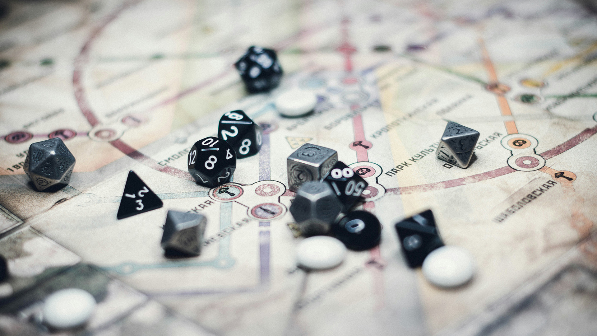 En spelplan med olika typer av tärningar utspridda på planen.