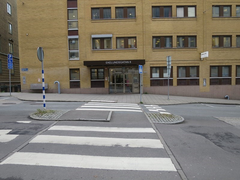 Gul tegelbyggnad