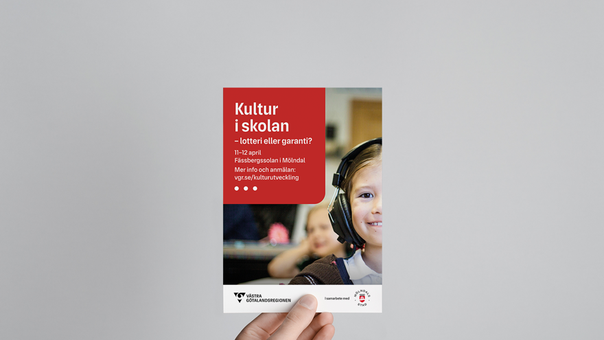 Exempel på informationsblad med kulturens röda huvudfärg på en stor grafisk form. På formen ligger vit text. Bakom formen finns en bild på ett barn med hörlurar. Längst ner ligger VGR:s logotyp, intill ligger Mölndals stads logotyp.