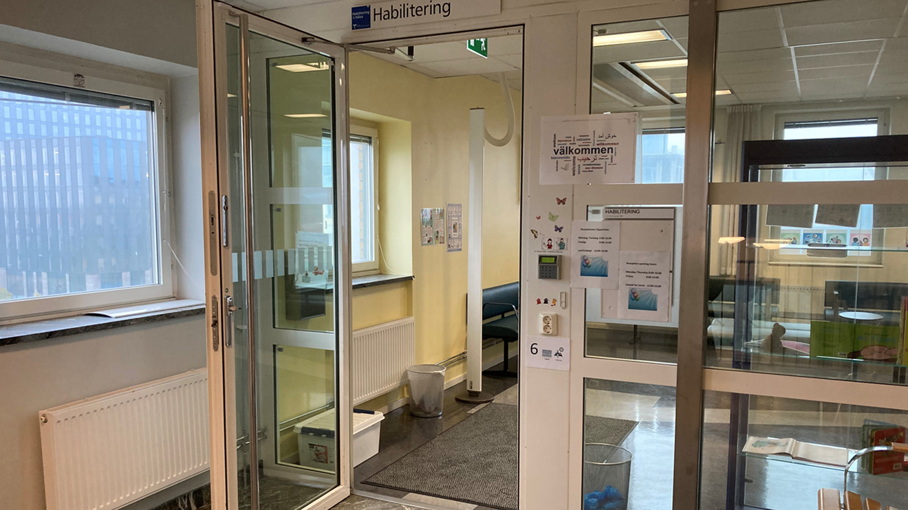 Ingång till receptionen. Glaspartier med anslag